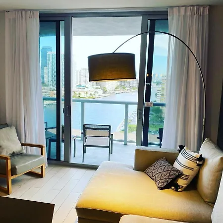 Live Miami Apartment With Beach And Near The Mall